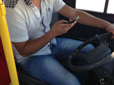 Avtobusun sürücüsü sükan arxasında telefonda nərd oynayır... - VİDEO